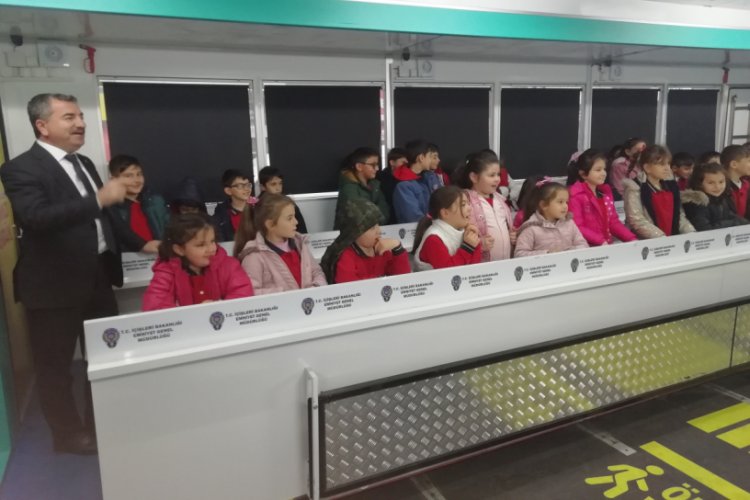 T&uuml;rkiye'yi gezerek &ouml;ğrencilere trafik kurallarını &ouml;ğretiyor