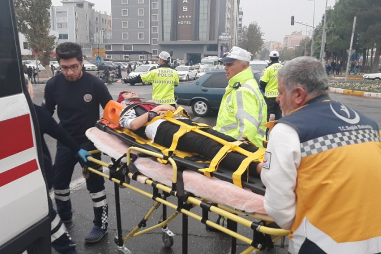Polis memuru yerde yatan yaralıyı montuyla ısıttı