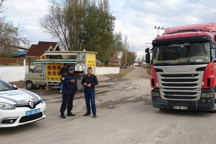 Jandarmadan kamyon şof&ouml;rlerine bilgilendirme ve sıcak &ccedil;ay ikramı