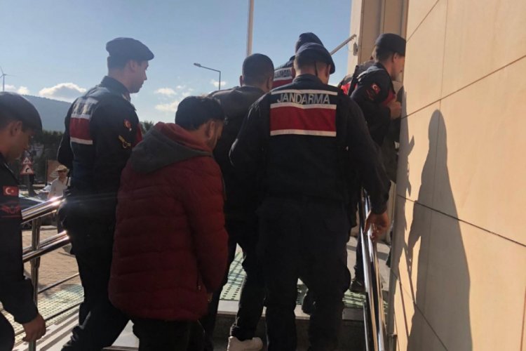 99 d&uuml;zensiz g&ouml;&ccedil;men yakalandı, 4 organizat&ouml;r ş&uuml;phelisi g&ouml;zaltında