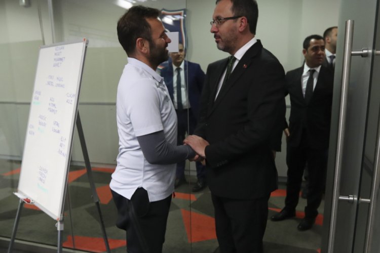 Bakan Kasapoğlu, Medipol Başakşehir'i ziyaret etti