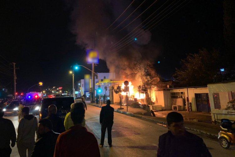 İkinci el d&uuml;kkanı alev topuna d&ouml;nd&uuml;