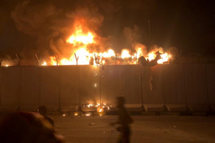 Irak'ta protestocular İran Konsolosluğu binasını ateşe verildi