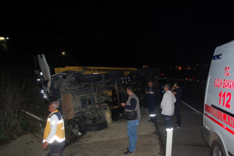 Hafriyat kamyonu su kanalına devrildi: 1 ağır yaralı
