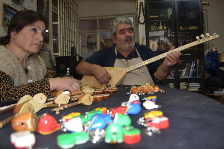 Bursa'da hem saz yapıyor, hem &ccedil;alıyor