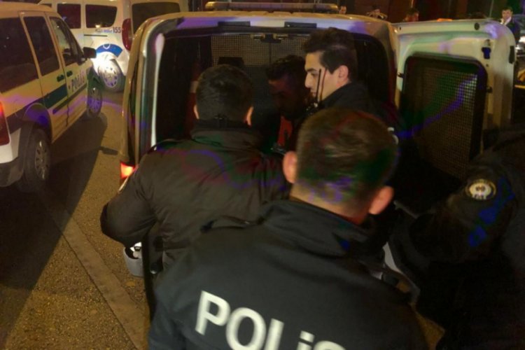 Bek&ccedil;iyi darp eden ş&uuml;pheliler, silahını alıp ka&ccedil;tı