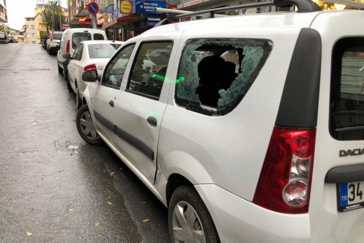 Dayak yiyen şahıs, sinirini yol kenarında bulunan ara&ccedil;tan &ccedil;ıkarttı