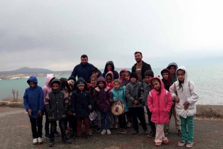 Vali &Ccedil;ağatay'dan k&ouml;y &ouml;ğrencilerine s&uuml;rpriz