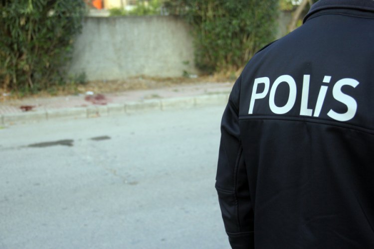 Kaldırımda boğazından bı&ccedil;aklanmış halde bulunan kadının, zanlısı kocası &ccedil;ıktı