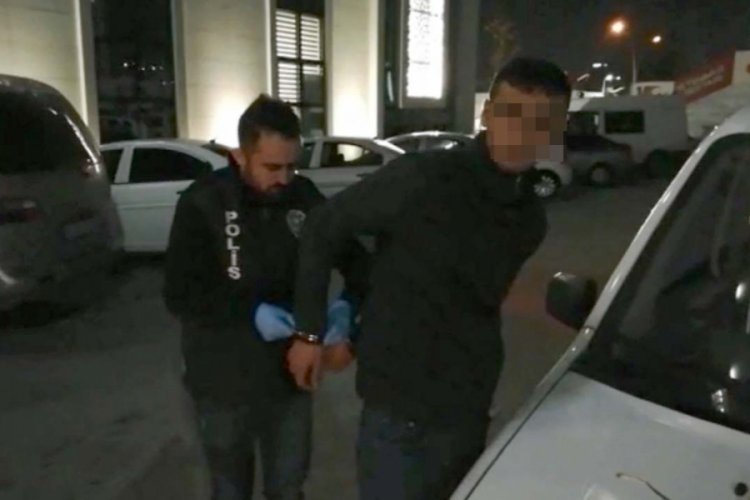 Kendisini 'polis' olarak tanıtan dolandırıcı, yolcu otob&uuml;s&uuml;nde yakalandı