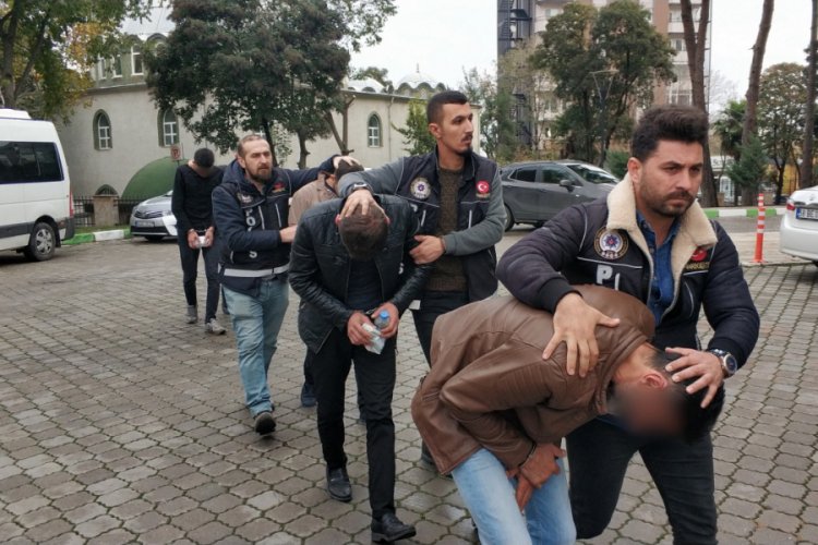 Yunus polisi otomobilde esrar ele ge&ccedil;irdi: 4 g&ouml;zaltı