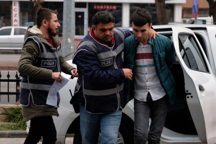 Otob&uuml;s muavini ve arkadaşı, Afgan &ccedil;obanı d&ouml;v&uuml;p, parasını gasbetti