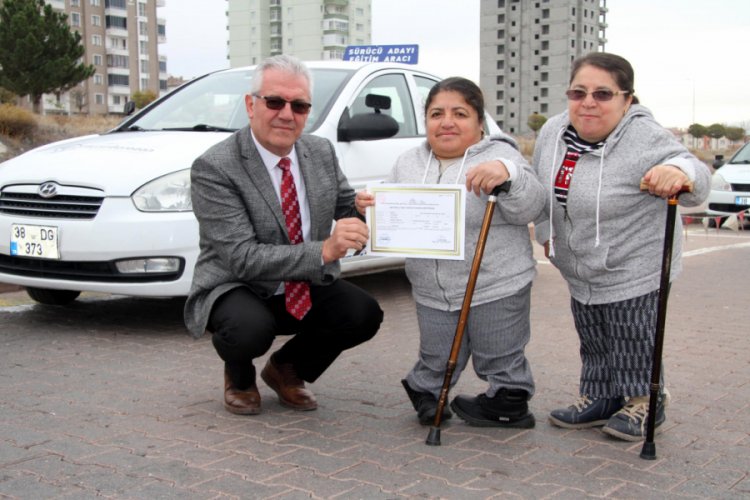 1 metre boyundaki iki kardeşin otomobil hayali ger&ccedil;ek oluyor