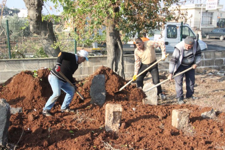 Ecdadın yattığı tarihi mezarlıkların bakım ve onarımına başlandı