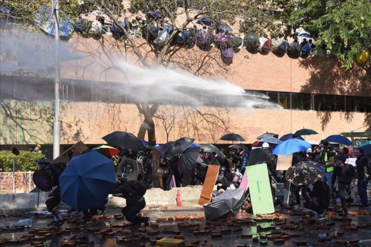 Hong Kong'da polis kuşatma altındaki &uuml;niversite kamp&uuml;s&uuml;ne girdi