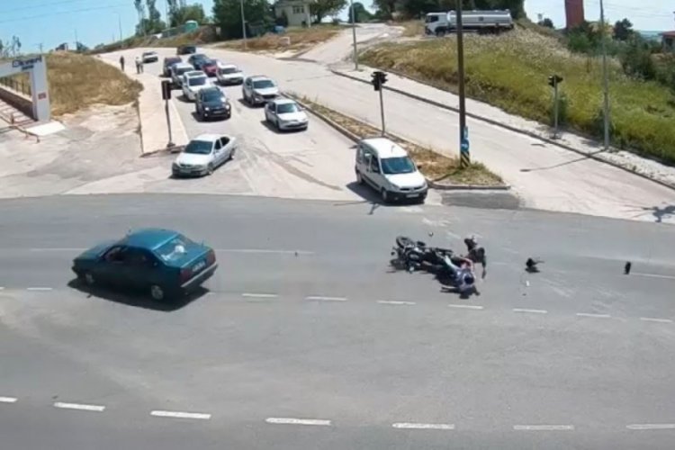 Işık ihlali yaptığı iddia edilen ara&ccedil;, motosiklete &ccedil;arptı