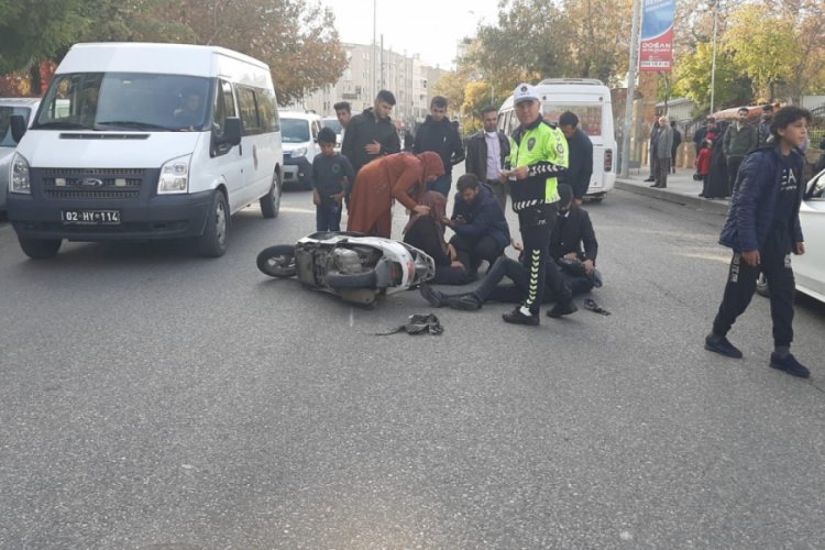 Motosiklet yayaya &ccedil;arptı
