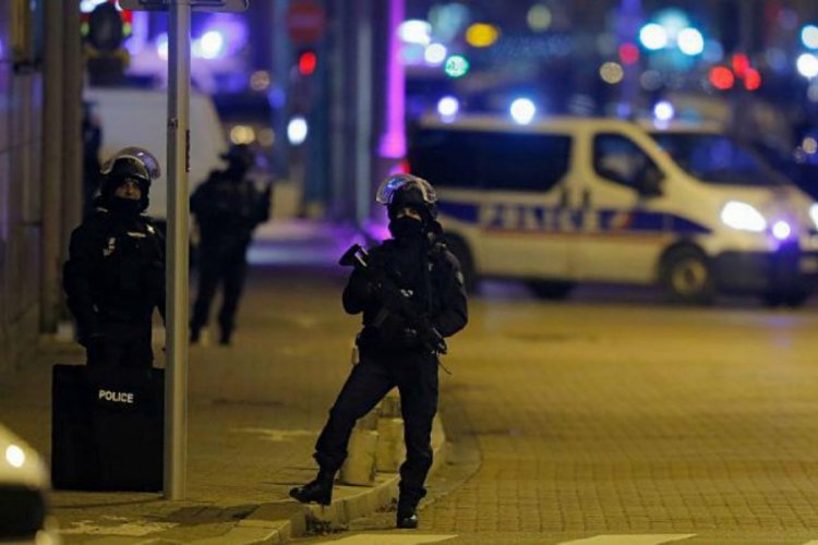 İşaret parmağıyla g&ouml;ky&uuml;z&uuml;n&uuml; g&ouml;steren 2 &Ccedil;e&ccedil;en'e 'ter&ouml;rizm' g&ouml;zaltısı