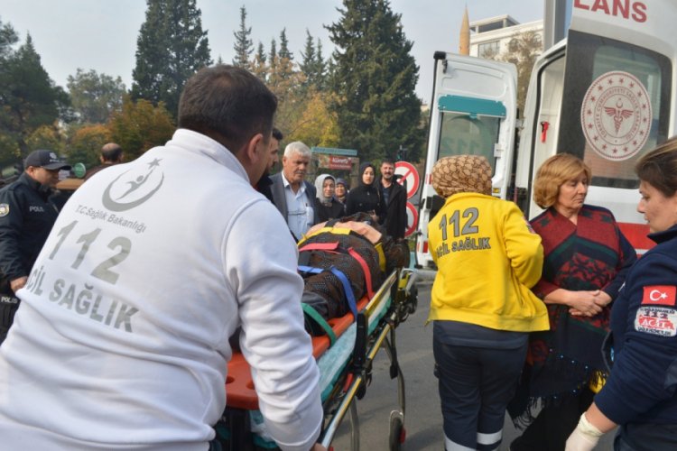 Otomobil elektrikli bisiklete &ccedil;arptı: 2 yaralı