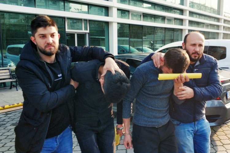 Otomobilde esrarla yakalanan 2 kişi tutuklandı