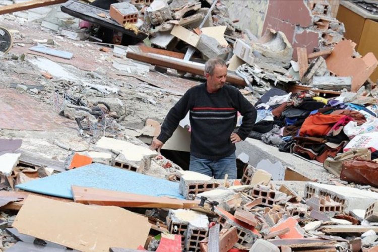 Sallanmaya devam eden Arnavutluk yaralarını sarmaya &ccedil;alışıyor