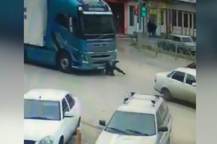 10 yaşındaki &ccedil;ocuk TIR'ın altında kaldı