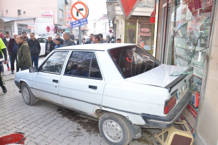 El freni &ccedil;ekilmeyen otomobil iş yerine girdi