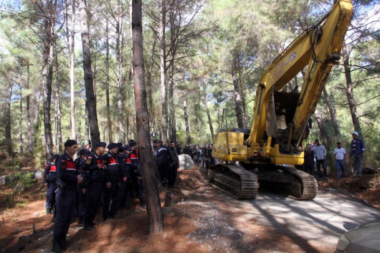Ka&ccedil;ak yapıldığı belirlenen istinat duvarı iş makinesiyle yıkıldı