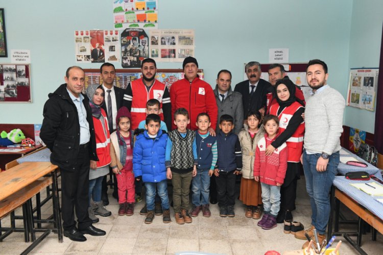 Kızılaydan 98 &ouml;ğrenciye mont ve bot