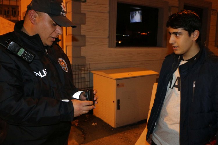 Liseli Furkan yolda bulduğu c&uuml;zdanı sahibine teslim etti