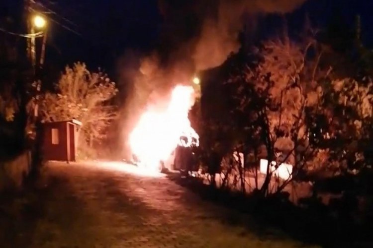 9 &ouml;ğrenci alev topuna d&ouml;nen serviste yanmaktan son anda kurtuldu
