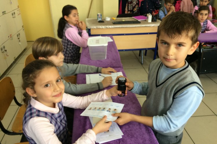 Bursa'da minik &ouml;ğrenciler sandık başına gitti