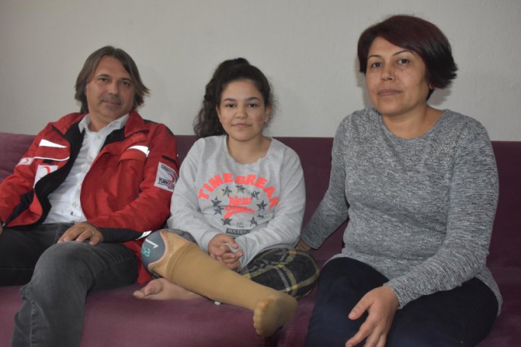 Menenjit y&uuml;z&uuml;nden bacağını kaybeden Melis'e T&uuml;rk Kızılayı'ndan destek