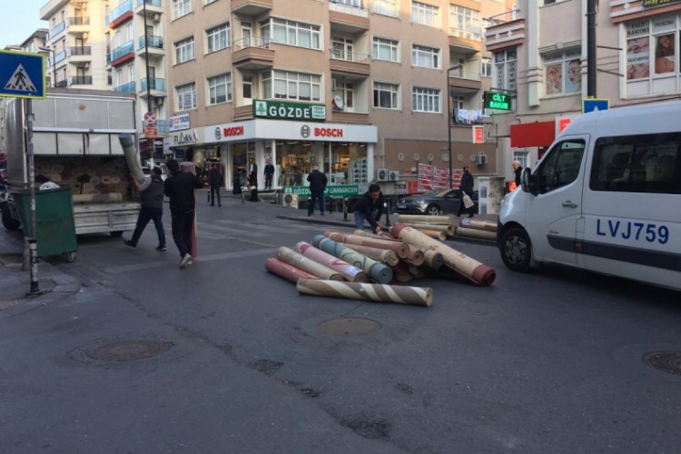 Yola d&uuml;şen onlarca halı şaşkınlığa neden oldu
