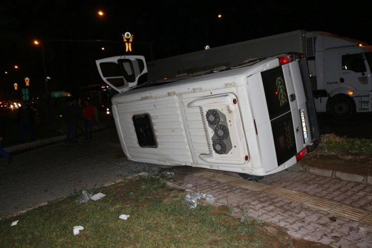 Polis aracı ile minib&uuml;s &ccedil;arpıştı: 2'si polis, 7 yaralı
