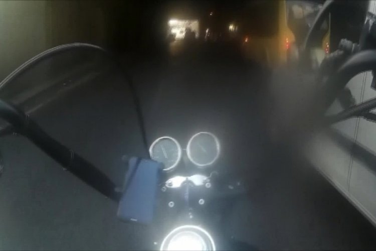 Motosikletliler, &uuml;zerilerine direksiyonu kıran s&uuml;r&uuml;c&uuml;lere sert tepki g&ouml;sterdi