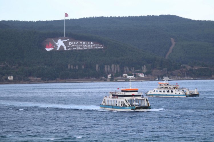 Kuzey Ege'deki lodos feribot seferlerini aksatıyor