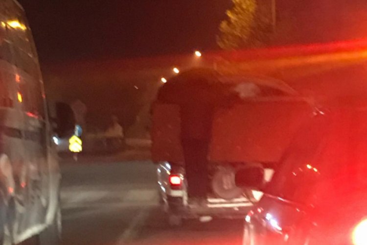Eşya y&uuml;kl&uuml; kamyonette tehlikeli yolculuk