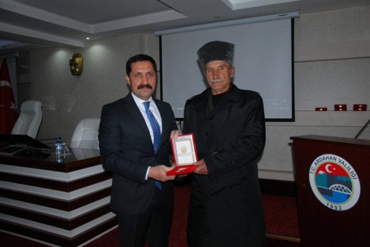 Kıbrıs Gazileri i&ccedil;in madalya tevci t&ouml;reni yapıldı