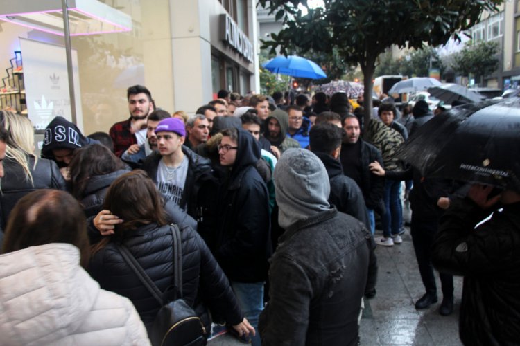 1.500 liraya d&uuml;şen ayakkabıyı alabilmek i&ccedil;in yağmur altında saatlerce sırada beklediler
