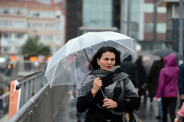 Yağmur sonrası metrob&uuml;slerde yoğunluk oluştu