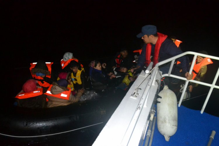 &Ccedil;anakkale a&ccedil;ıklarında 23 d&uuml;zensiz g&ouml;&ccedil;men yakalandı
