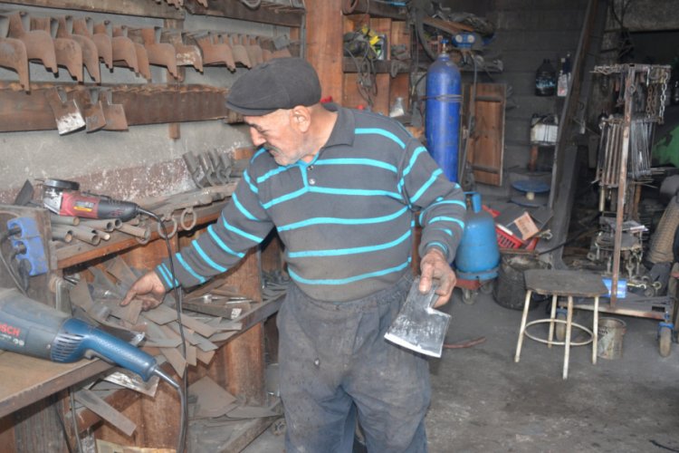 55 yıldır demire aşkla şekil veriyor