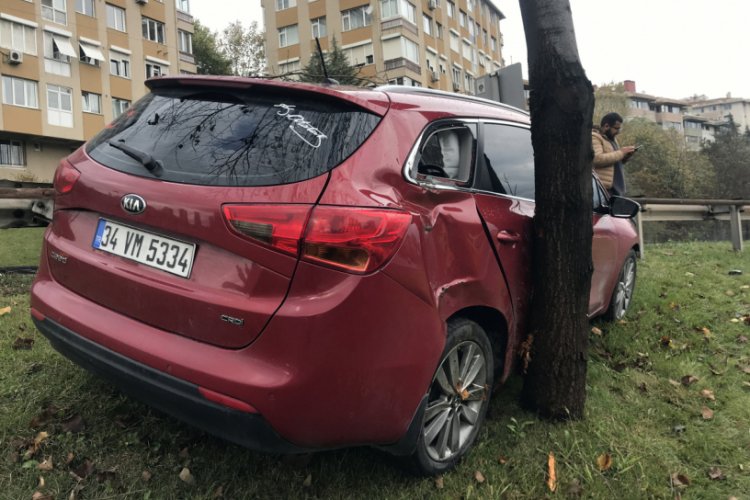 TEM Otoyolu'nda kayan otomobil ref&uuml;je &ccedil;ıktı, gen&ccedil; s&uuml;r&uuml;c&uuml; &ouml;l&uuml;mden d&ouml;nd&uuml;