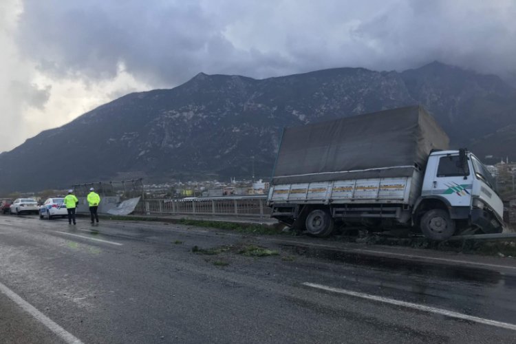 Kontrolden &ccedil;ıkan kamyonet karşı şeride ge&ccedil;ti: 1 yaralı