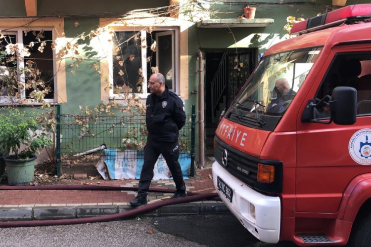 Yanan evde kuşunu kurtarmak isterken hastanelik oldu