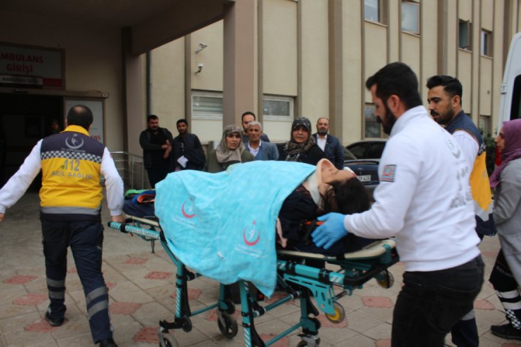 Otomobil ile kamyon &ccedil;arpıştı: 7 yaralı