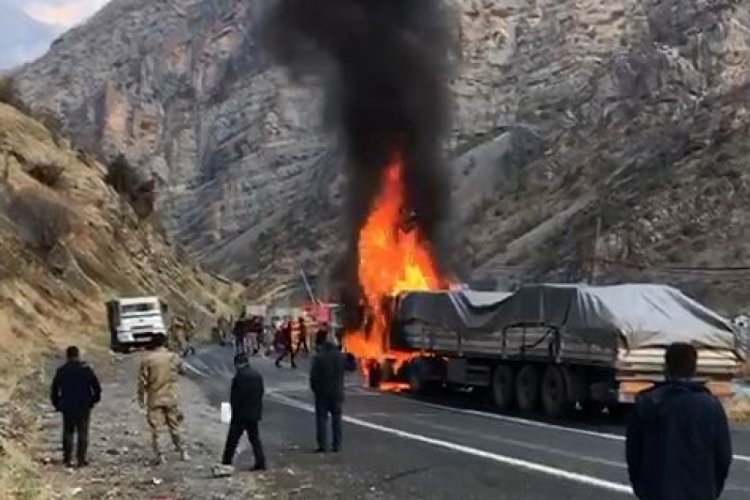 &Ccedil;ukurca'da yanan TIR'a, askeri birliğe ait itfaiye aracı m&uuml;dahale etti