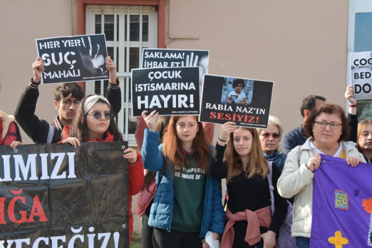 Cinsel istismar sanığının tutuksuz yargılanmasına tepki