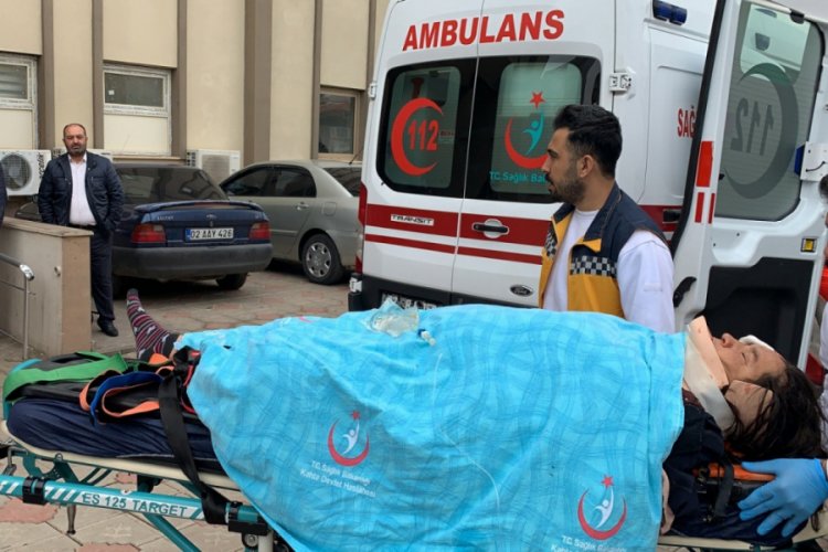Otomobil ile kamyon &ccedil;arpıştı: 1'i ağır 7 yaralı